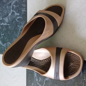 Crocs Women’s Sassari Wedge Heel Slide Size 8 Tan/Brown